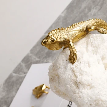 Moderné Zlaté Mosadz Lizard Plazenie Na Prírodná Biela Crystal Kameň Remesiel Ploche Ozdoby Office Home Decor Remesiel Darček