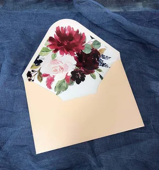 Pearlised papier obálky s burgundsko kvetinový líniové 135x195mm