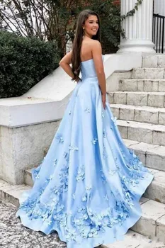 Elegantné Sky Blue Prom Šaty 2020 Bez Ramienok Motýľ Appliques Maturitné Šaty S Vreckami Satin Večerné Šaty Party Oblečenie