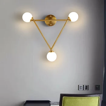 Moderné nástenné svietidlo medi osobnosť dizajnéra obývacia izba pozadí steny tri zlaté sklenené gule schodisko lampy
