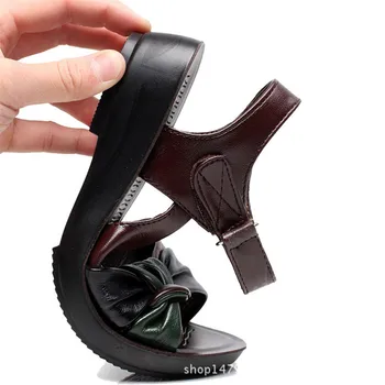 MVVJKE 2018 lete Matka ploché topánky sandále žien vo veku kožené Mäkké dno zmiešané farby módne sandále pohodlné staré topánky