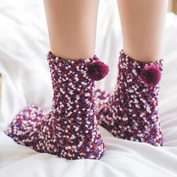 Farebné Podlahy Ponožky pre Ženy Jeden Pár Jeseň v Zime Teplé Coral Fleece Candy Farebné Nad Členok Dĺžka Priedušné Ponožky Dary