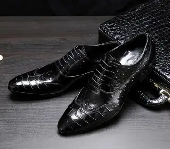 Brogue vyrezávané pánske topánky Britskej mládeže kožené veľkosť žijúcich mužov priedušná business šaty, topánky, svadobné topánky